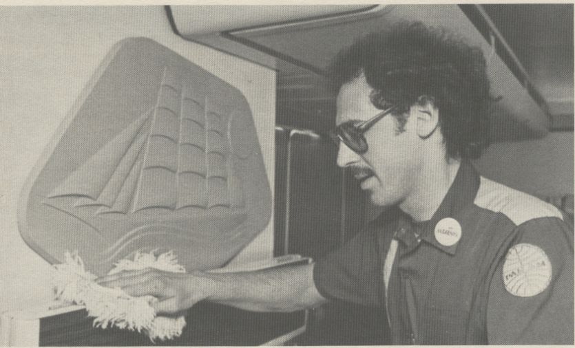 1981 A Pan Am fleet service agent cleans the First Class bar in the cabin of a Pan Am 747SP.
